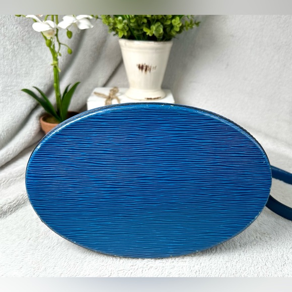 💙Vintage 1993 LV Cluny Blue Epi Leather Bucket Bag - Picture 7 of 15
